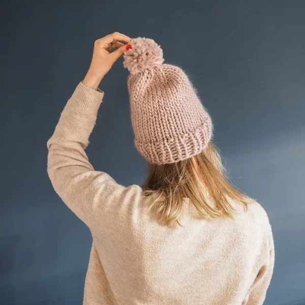 Gorro Tejido Con Pompon Variedad de Colores - Imagen 3