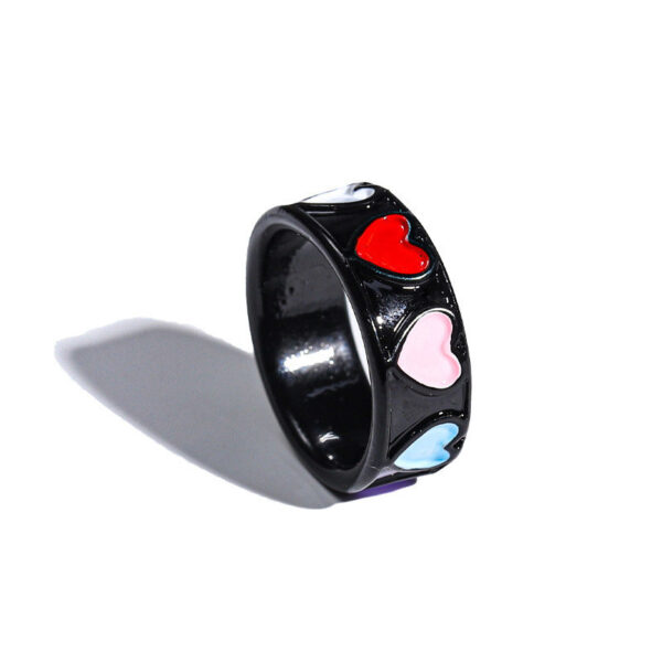 Anillo Negro De Resina De Corazones