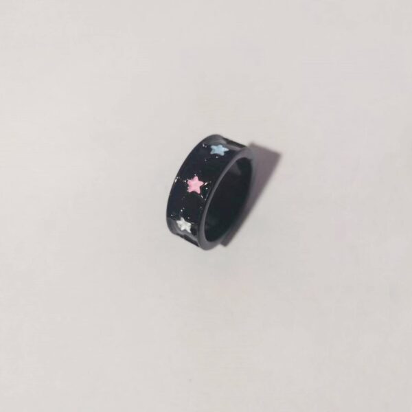 Anillo Negro De Resina De Estrellas