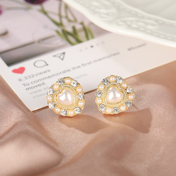 Aretes Dorado De Forma De Corazón Con Perlas° - Imagen 2