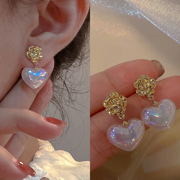 Aretes De Corazón Blanco y Flor Dorada°