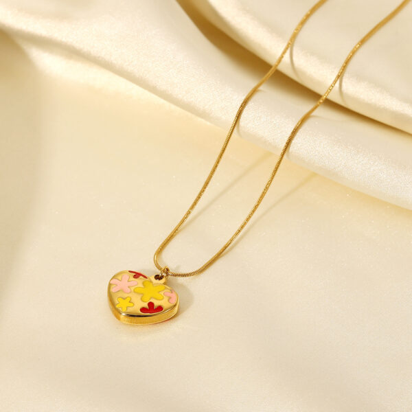 Collar Corazón Con Flores En Acero Inoxidable Baño De Oro 18K - Imagen 4