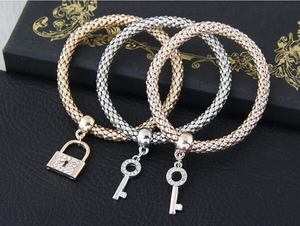 Set De Pulsera Con Colgante De Candado y Llave - Imagen 2