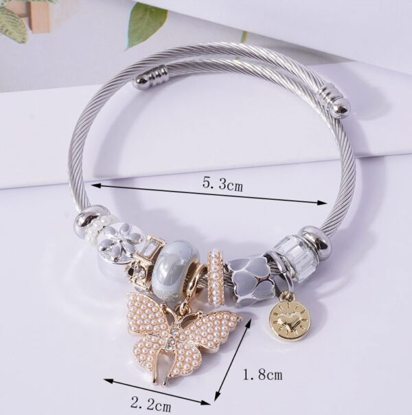 Pulsera Mariposas Con Perlas Y Flor Blanca - Imagen 4