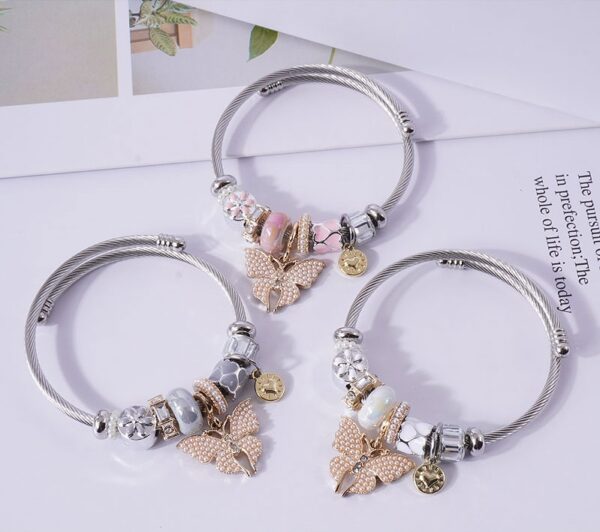 Pulsera Mariposas Con Perlas Y Flor Blanca - Imagen 2