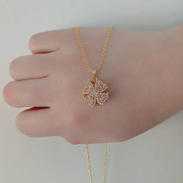 Collar De Flor De Corazones En Acero Titanio