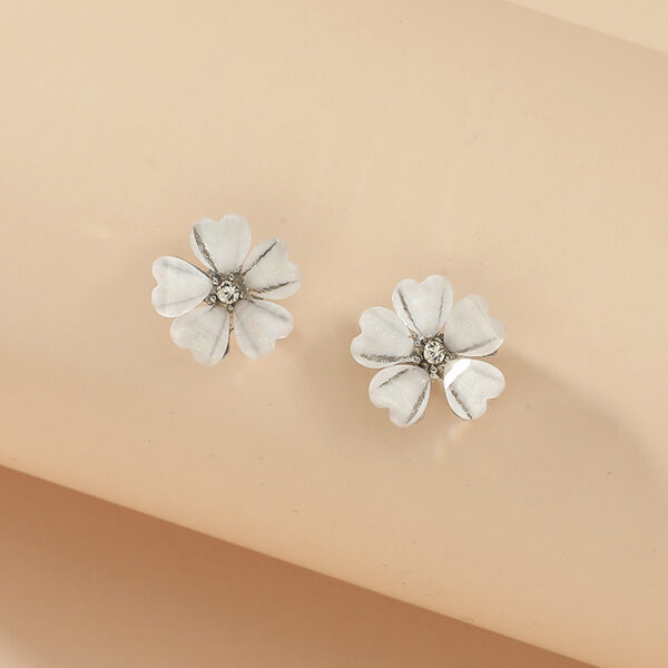 Aretes De Flor De Petalos Blancos