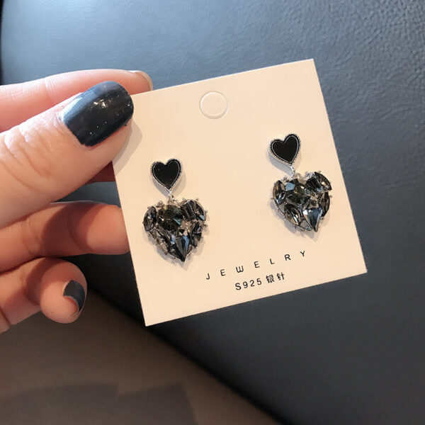 Aretes Dorados De Corazón Negro - Imagen 3