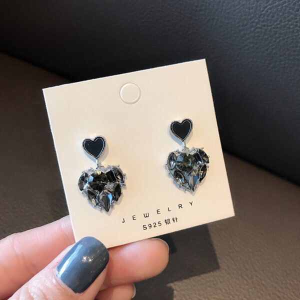 Aretes Dorados De Corazón Negro - Imagen 4