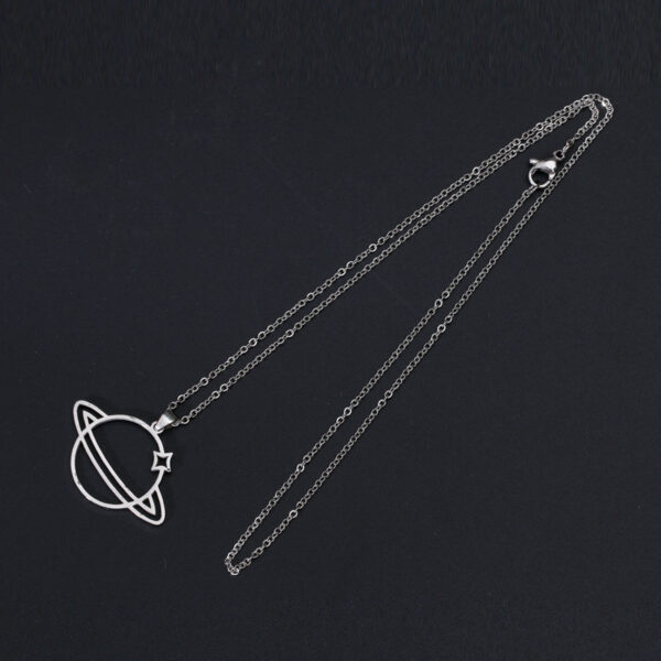 Collar Plateado Con Dije De Planeta En Acero Titanio