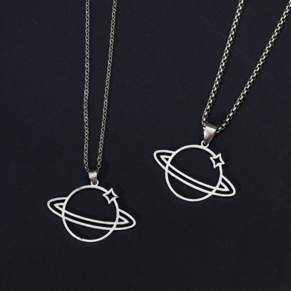 Collar Plateado Con Dije De Planeta En Acero Titanio - Imagen 5