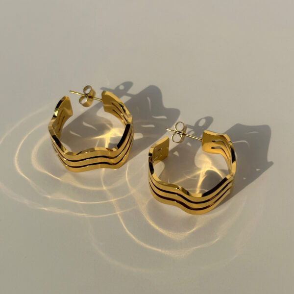 Aretes Estilo Ondas Acero Inoxidable Chapado En Oro De 18 Quilates.