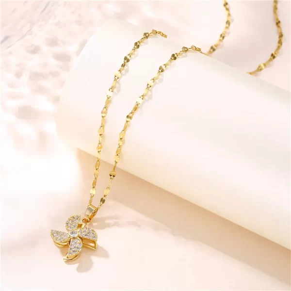 Collar En Acero Titanio Con Dije De Molino Chapado En Oro De 18 Quilates