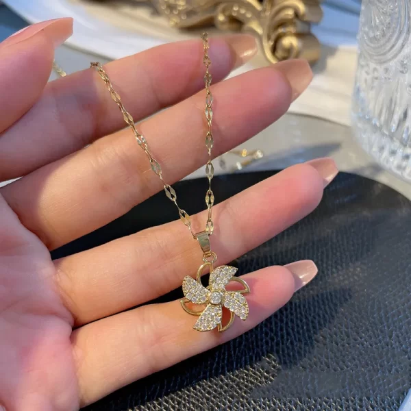 Collar En Acero Titanio Con Dije De Molino Chapado En Oro De 18 Quilates - Imagen 7