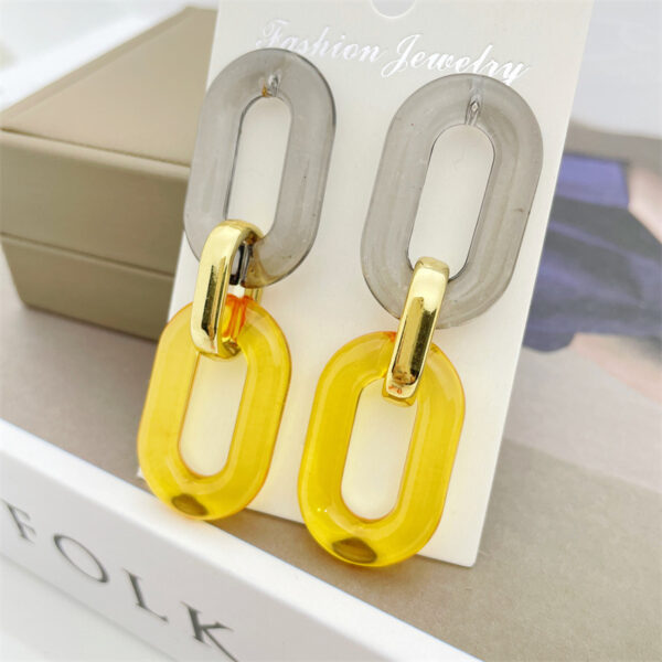 Aretes De Acrilico Gris Amarillo Tipo Cadena