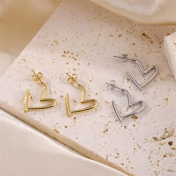Aretes De Corazón Plateados Acero Inoxidable - Imagen 2