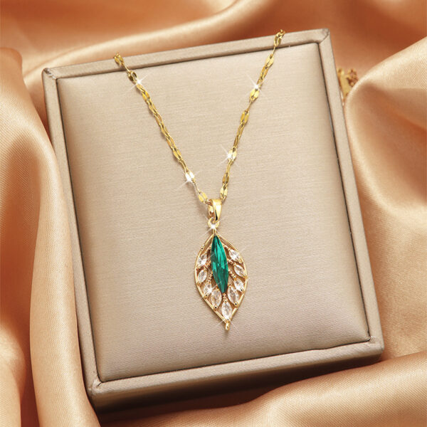 Collar Con Dije De Hoja Acero Titanio Chaoado En Oro