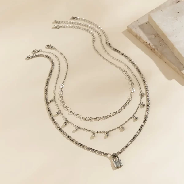 Collar Multicapa Plateado Con Dije De Candado - Imagen 3