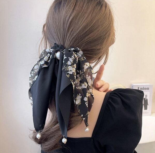 Scrunchie Floral Negra Con Coleta