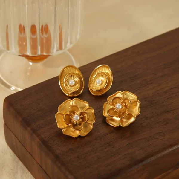 Pendientes Retro Flor Pulida Perlas Artificiales Chapado En Oro De 18K - Imagen 2