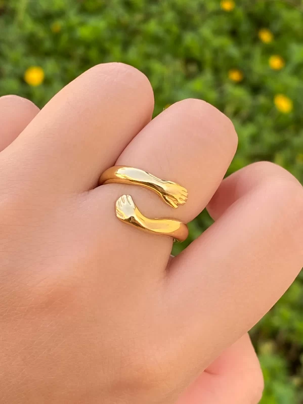 Anillo Dorado Abierto Manos Románticas