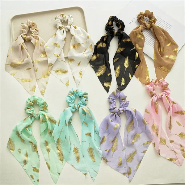 Scrunchie Beige De Liga Con Diseño De Pluma - Imagen 3