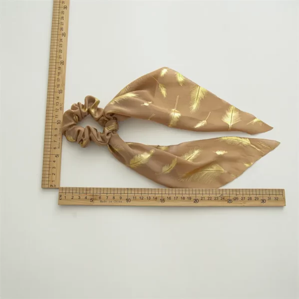 Scrunchie Beige De Liga Con Diseño De Pluma - Imagen 2