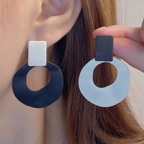 Pendientes Redondos Huecos Asimétricos Blanco/Negro