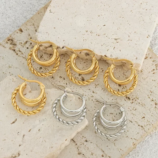 Pendientes Plateados Medio Aro Entrelazado Chapados En Oro 18k - Imagen 3