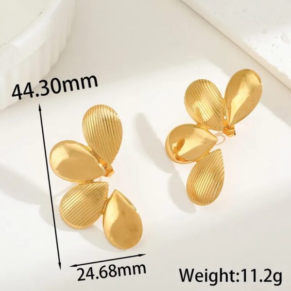 Aretes Golden Bloom 18K – Media Flor Minimalista - Imagen 2