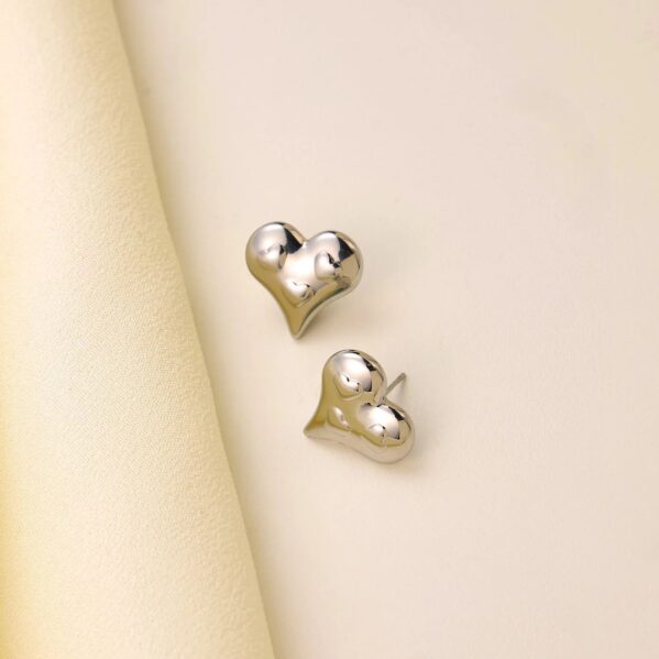 Aretes Mini Hearts – Corazones Plateados en Acero Inoxidable 304