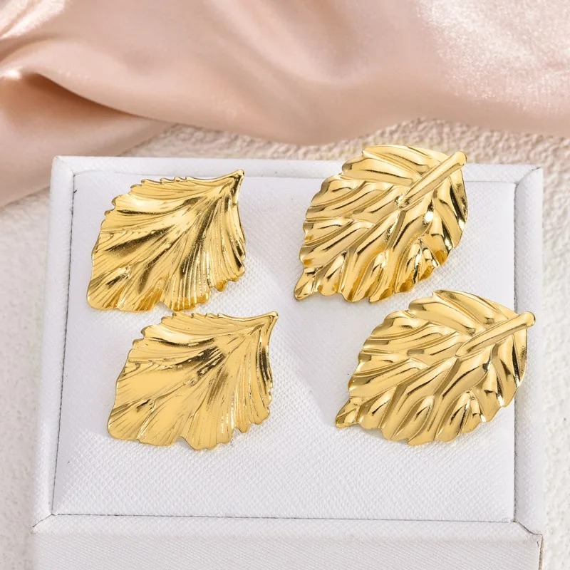 Soft Leaf Shine – Acero Titanio Pendientes con Recubrimiento de Iones (IP) - Imagen 4