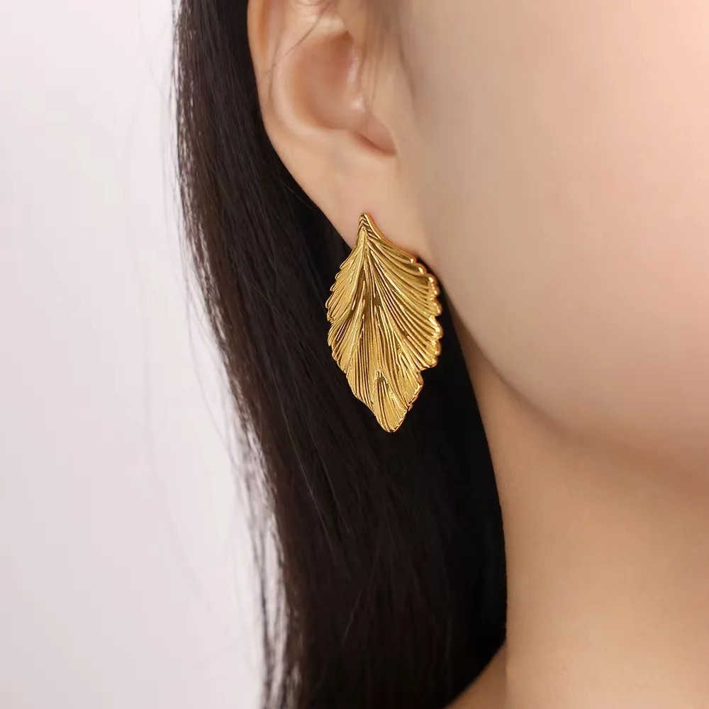 Soft Leaf Shine – Acero Titanio Pendientes con Recubrimiento de Iones (IP) - Imagen 3