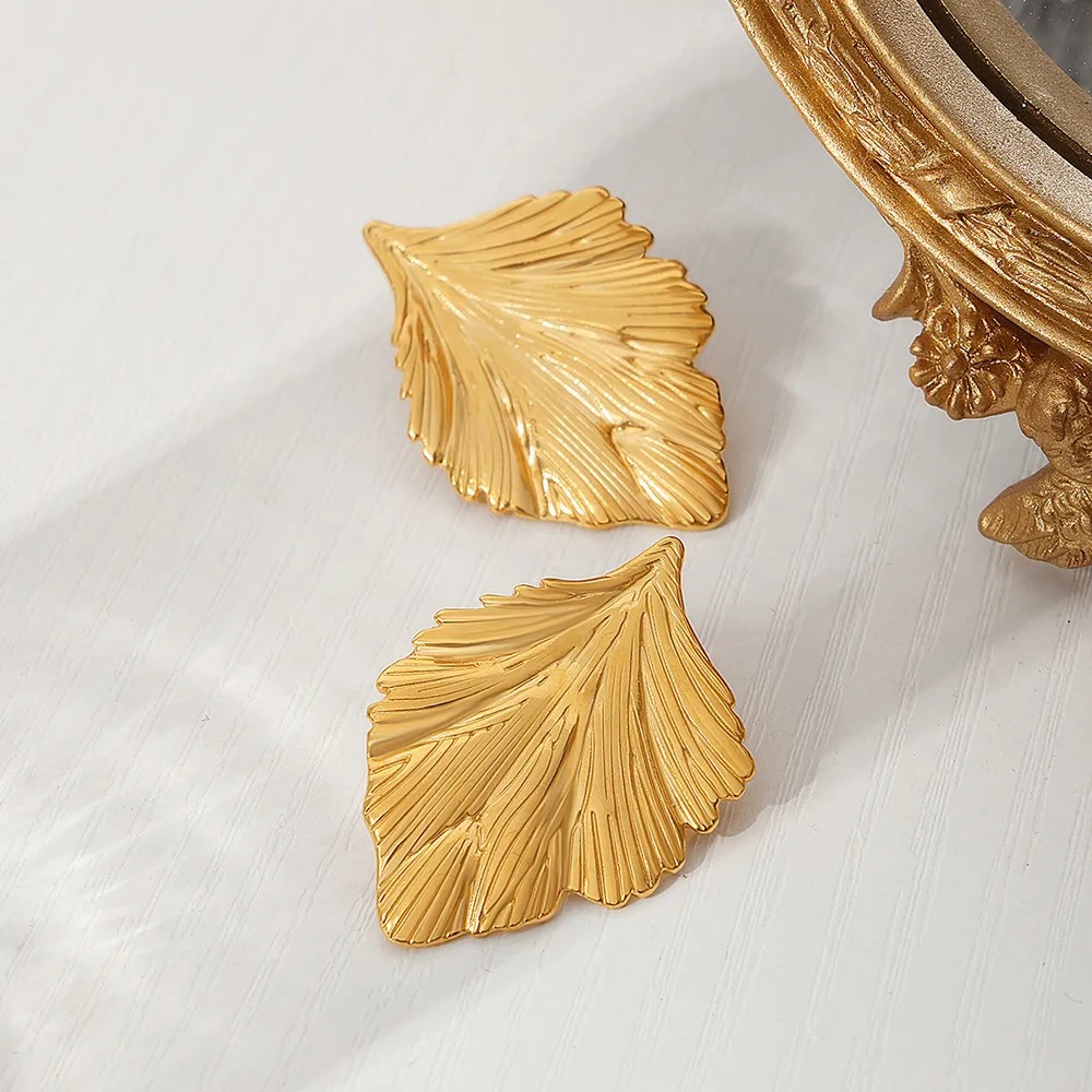 Soft Leaf Shine – Acero Titanio Pendientes con Recubrimiento de Iones (IP)
