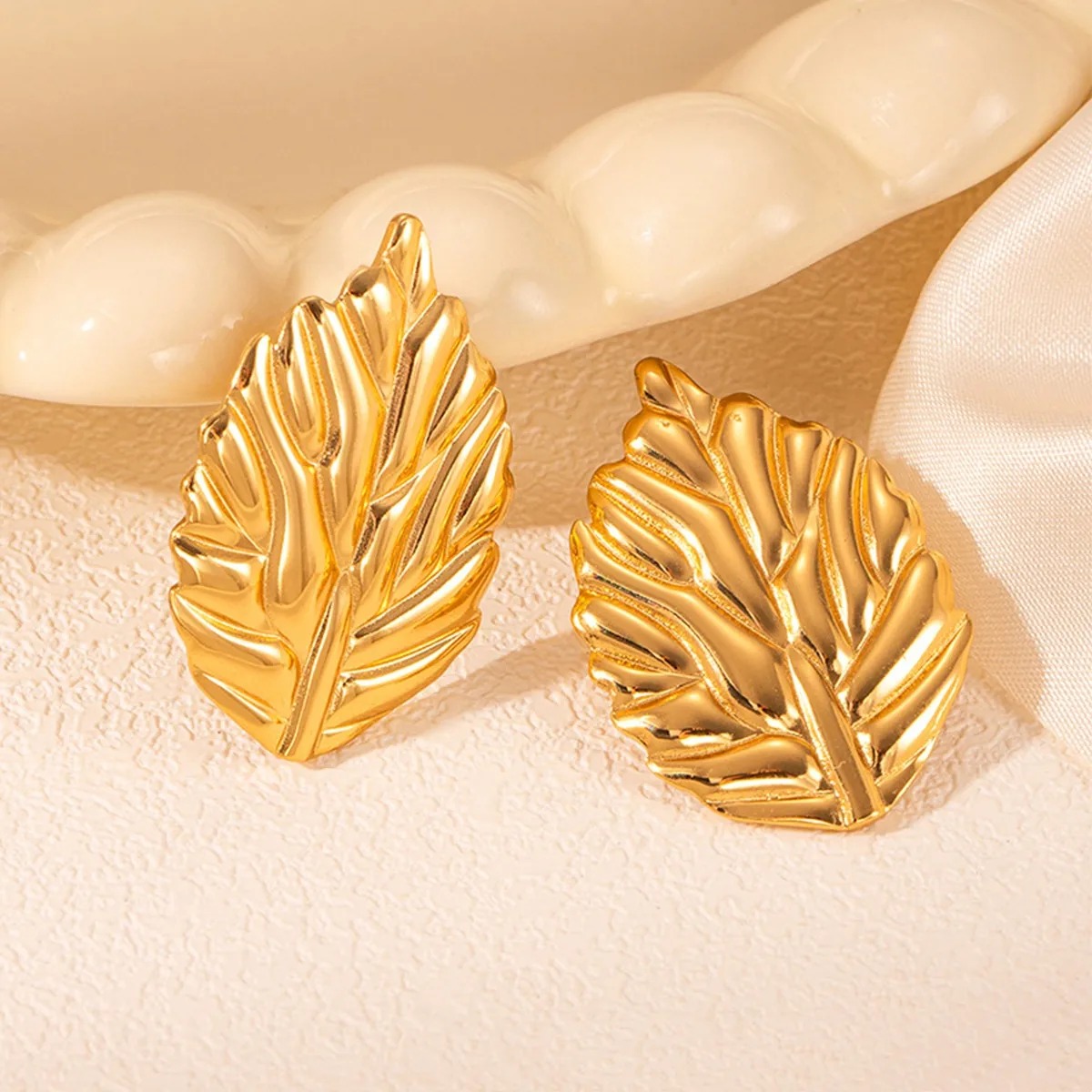 Bold Leaf Luxe – Acero Titanio Pendientes con Recubrimiento de Iones (IP)