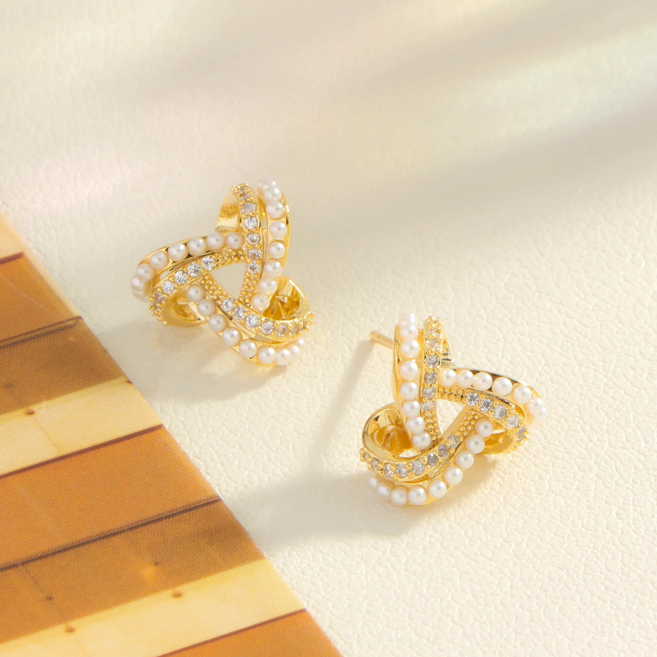 Línea Áurea – Pendientes Geométricos con Perla y Circón en Acabado Dorado