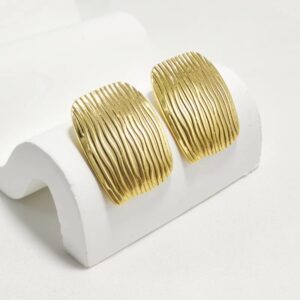 Textured Luxe Rectangle – Pendientes Elegantes de Acero Inoxidable 304 Chapados en Oro 18K Dorado