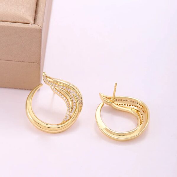 Aretes Glow Feather 18K – Arracadas IG con Brillo Chic - Imagen 2
