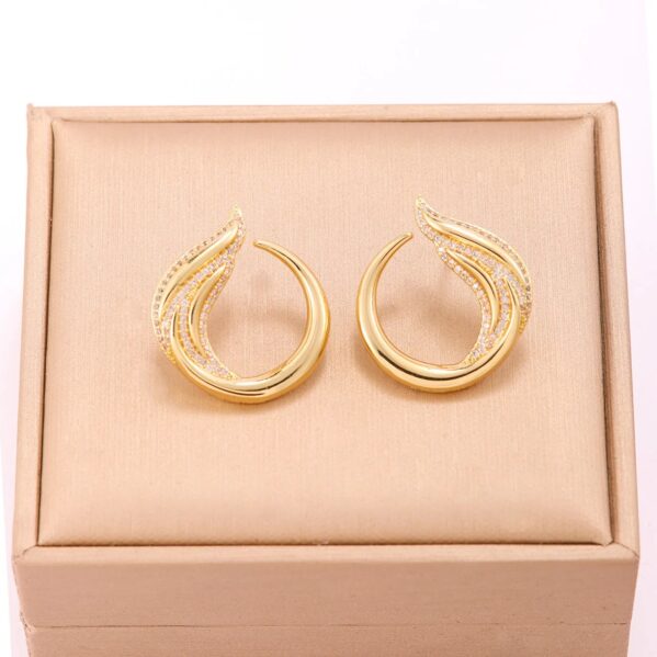 Aretes Glow Feather 18K – Arracadas IG con Brillo Chic