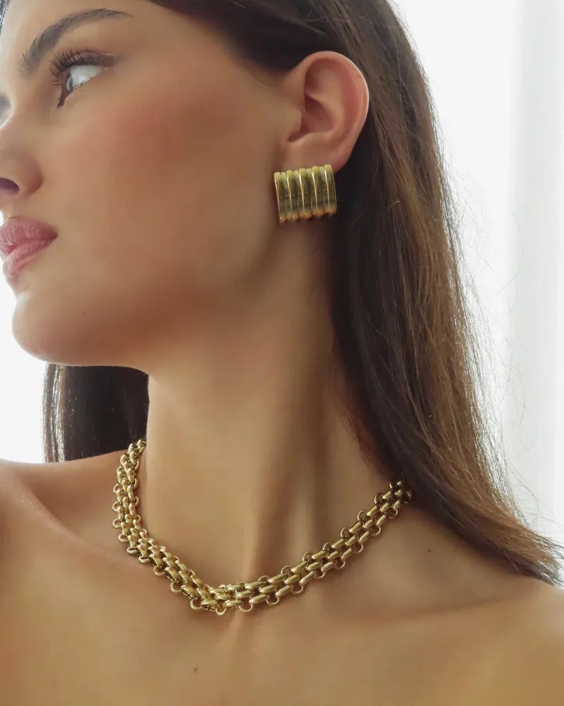 Línea Pura – Aretes Rectangulares con Relieve en Cobre