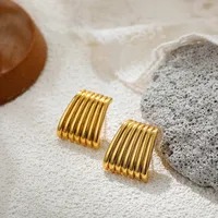 Línea Pura – Aretes Trapecio Plateado con Líneas en Cobre Dorado