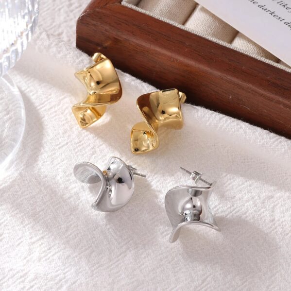 Aretes Wave Twist 16K – Trenzado Clásico Dorado - Imagen 3