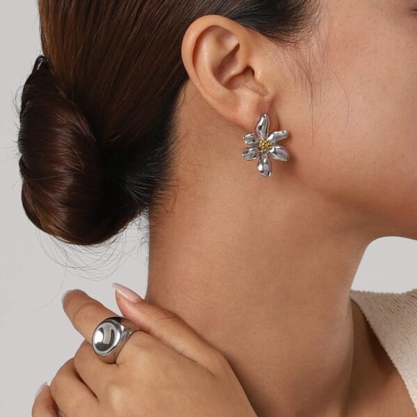 Arete Floral Vintage – Chapado En Oro 18K - Imagen 3