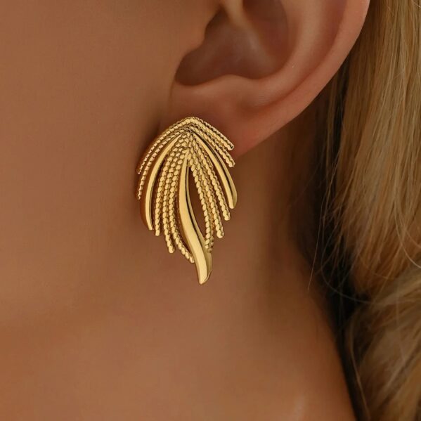 Aretes Hoja Dorada – Diseño Hawaiano en Acero Inoxidable y Plástico Chapado en Oro 18K