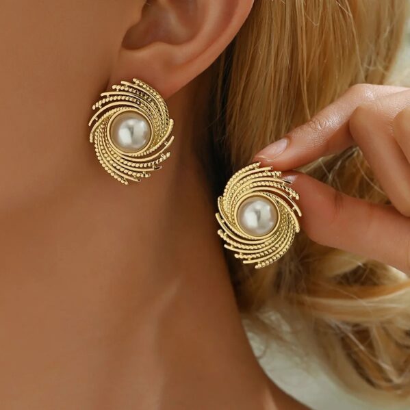 Aretes Sunshine Perla – Diseño Hawaiano en Acero Inoxidable y Chapado en Oro 18K - Imagen 2