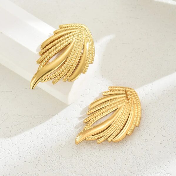 Aretes Hoja Dorada – Diseño Hawaiano en Acero Inoxidable y Plástico Chapado en Oro 18K - Imagen 3