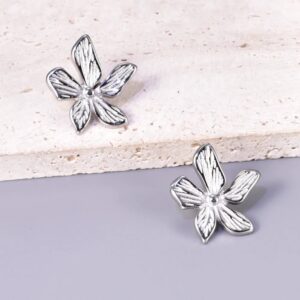 Mini Flower Silver – Aretes Flor Texturizada en Acero Inoxidable Plateado