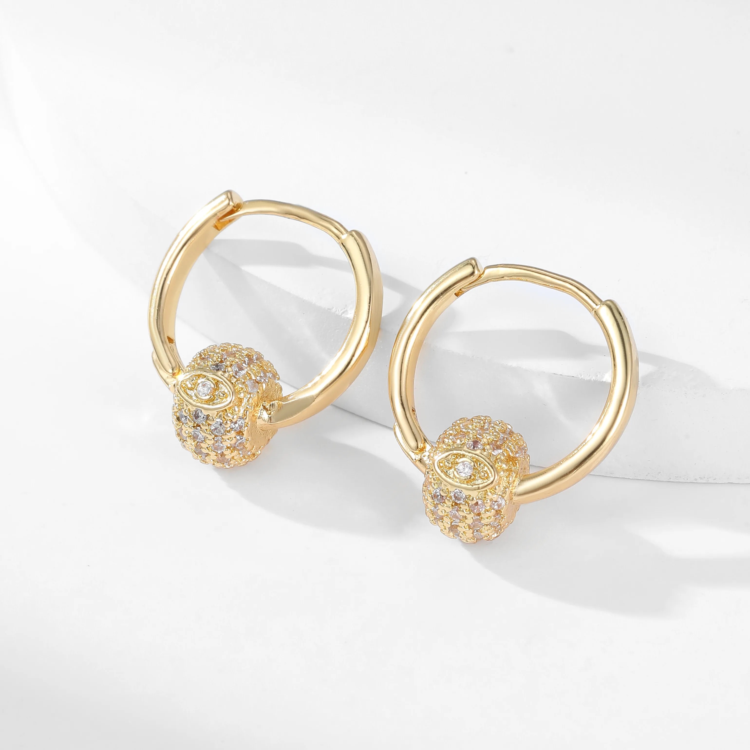 Heart Brooch Gold – Aretes Retro de Corazón con Circón Dorado