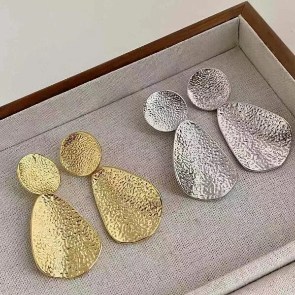 Aretes Geo Shine – Dorado Chapado en Oro 18K - Imagen 3