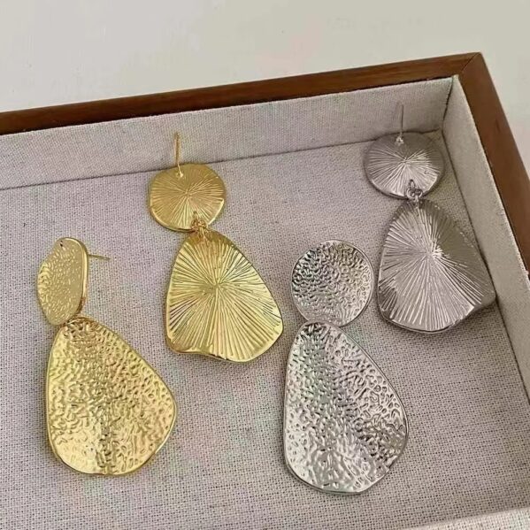 Aretes Geo Shine – Dorado Chapado en Oro 18K - Imagen 2